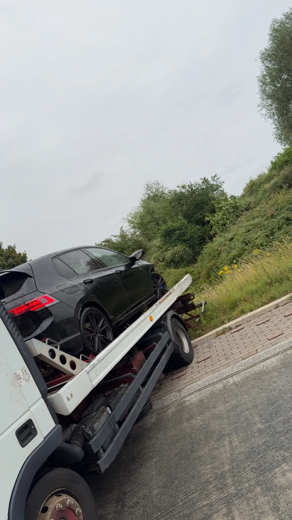 Remorquage Volkswagen Golf noire sur plateau – Auto Express