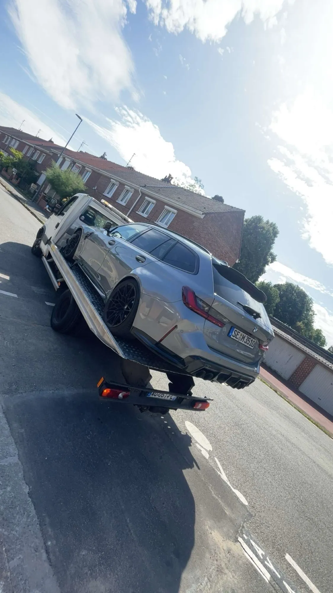 BMW Touring grise sur plateau de remorquage – Auto Express Hem