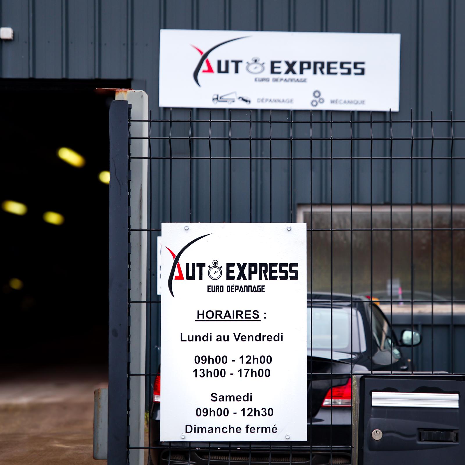 Entrée du garage Auto Express Euro Dépannage à Hem 59510 avec les horaires d'ouverture