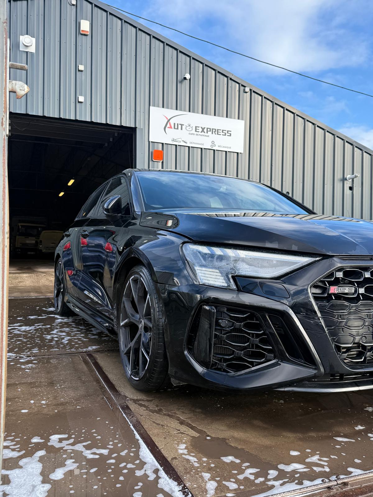 Audi prise en charge devant le garage Auto Express Euro Dépannage à Hem 59510